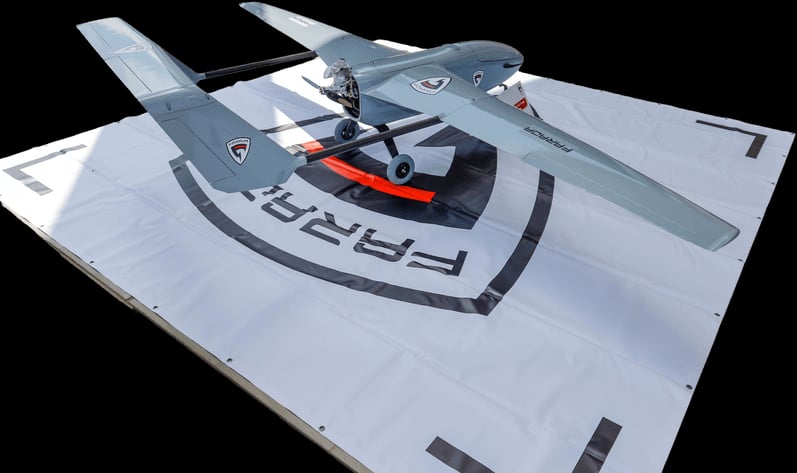Samolot bezzałogowy G2-FIXED WING na macie startowej Farada