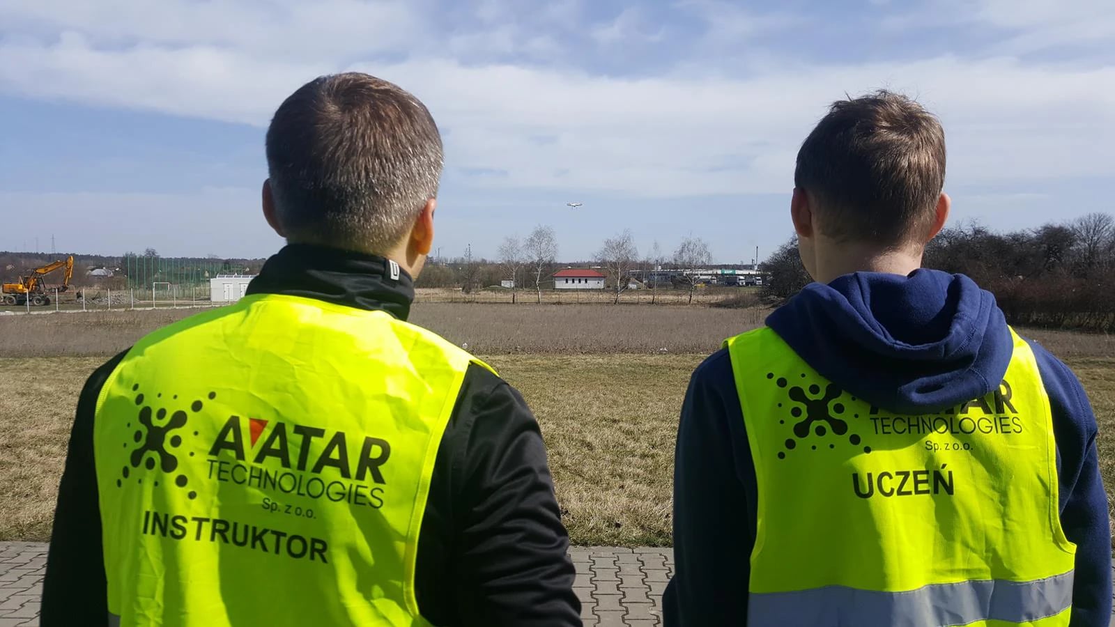 Szkolenie operatorów UAVO – instruktor i kursant obserwują lot