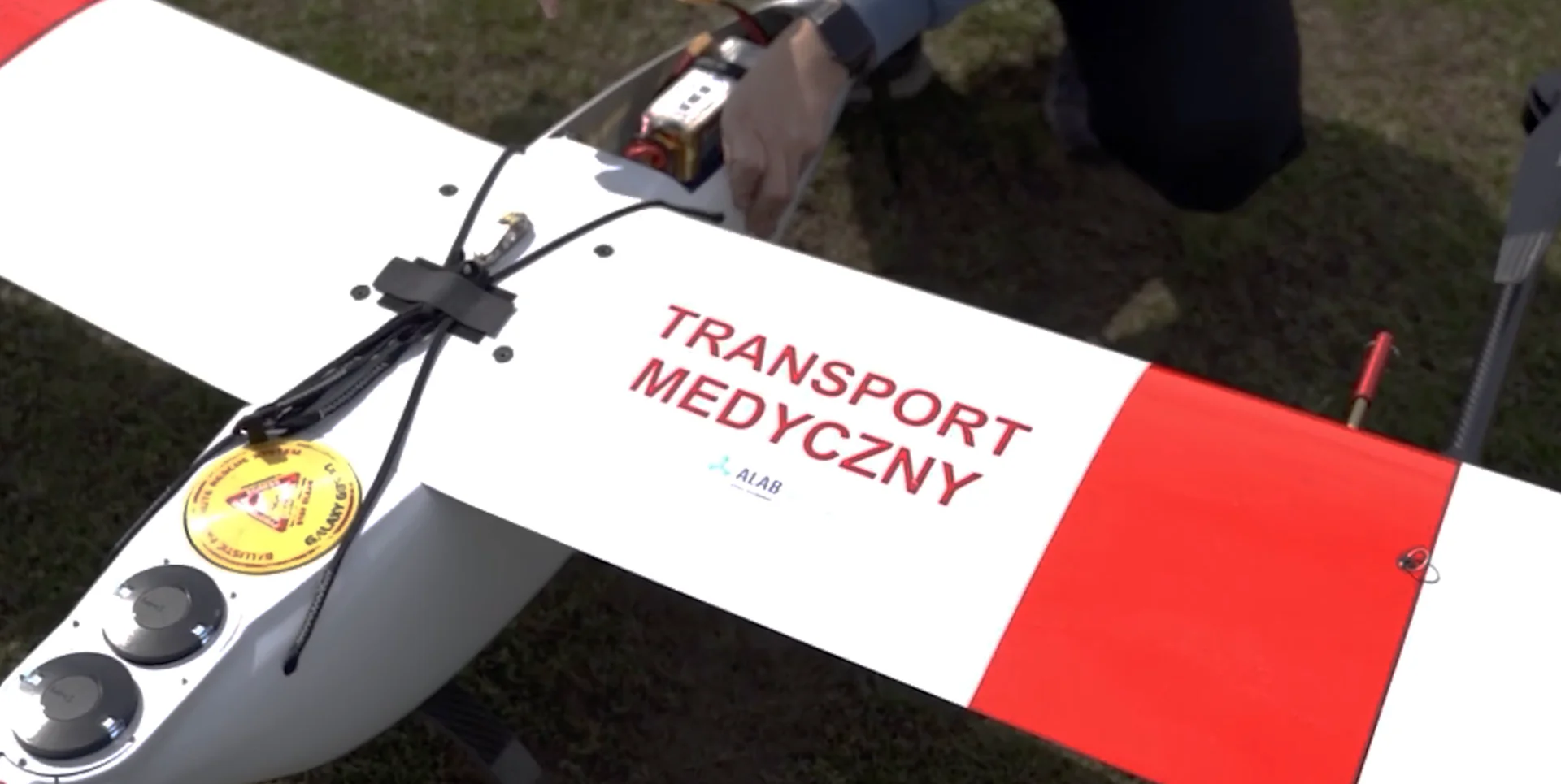 Skrzydło platformy z napisem „Transport medyczny”